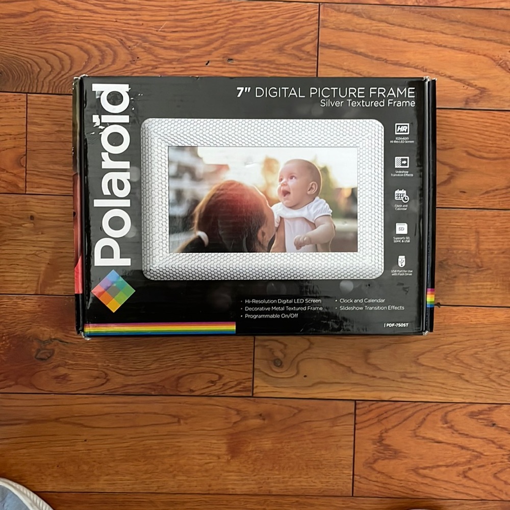 NWB Polaroid 7” Digital Picture Frame